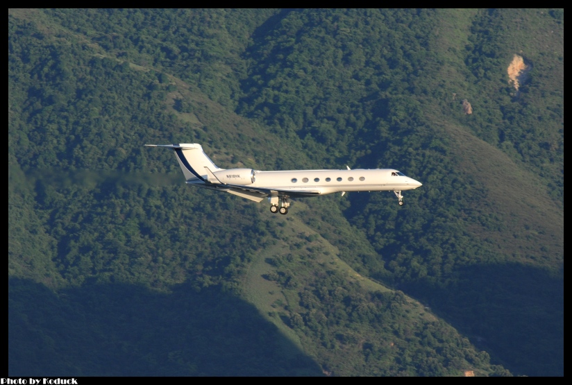 Gulfstream Aerospace G-V-SP Gulfstream G550(N818HK)@VHHH_1(2)_20110723.jpg