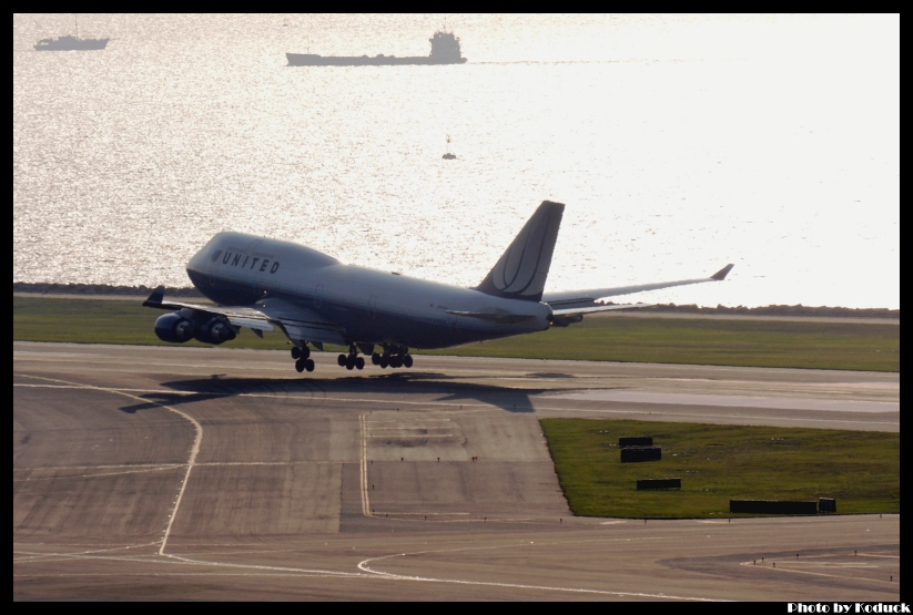 United Airlines Boeing 747-422(N104UA)@VHHH_2(2)_20110724.jpg