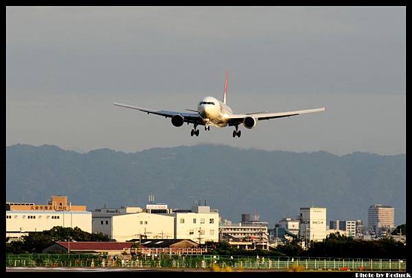 JAL B767-346(JA8268)@Itami_1(2)_20110912.jpg