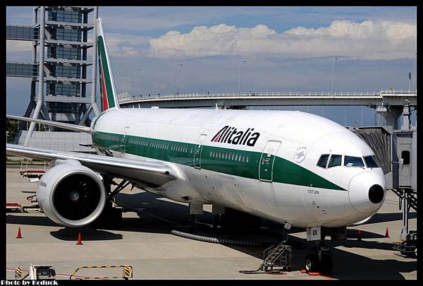 Alitalia B777-243ER(EI-DBK)@KIX_1(2)_20110913.jpg