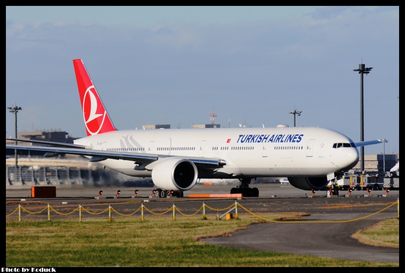 Turkish Airlines B777-3F2(ER)(TC-JJN)@RJAA_2(2)_20111125.jpg