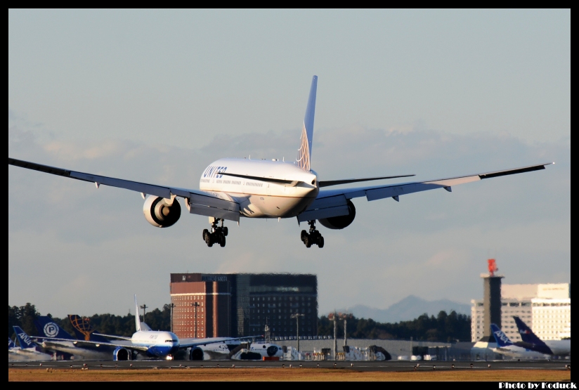 United Airlines  B777-224ER(N77014)@RJAA_3(2)_20111125.jpg