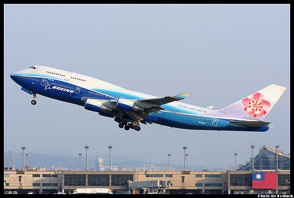 China Airlines B747-409(B-18210)@RCTP_1(2)_20120326