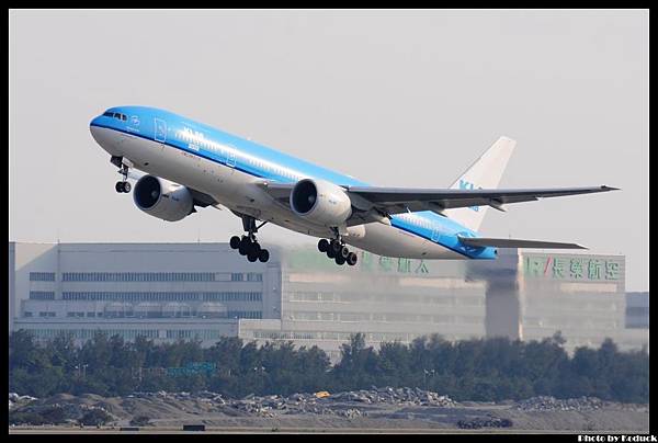 KLM Asia B777-206ER(PH-BQF)@RCTP_1(2)_20120326