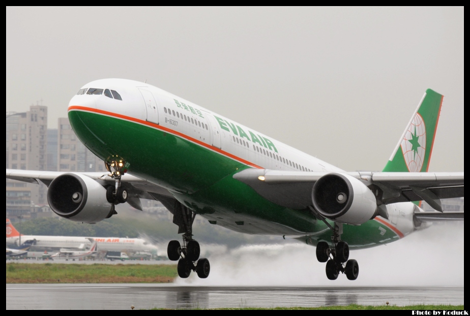 EVA Air A330-203(B-16307)@RCSS_1(2)_20120427