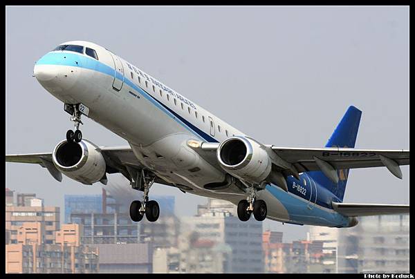 Mandarin Airlines ERJ-190-100(B-16822)@RCSS_1(2)_20120524