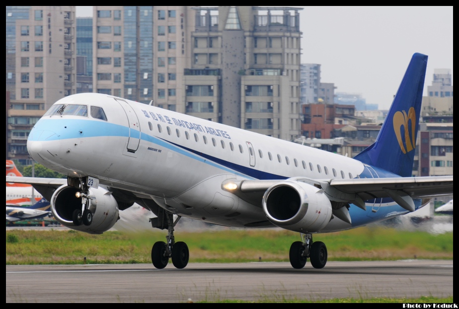 Mandarin Airlines ERJ-190-100(B-16823)@RCSS_1(2)_20120515