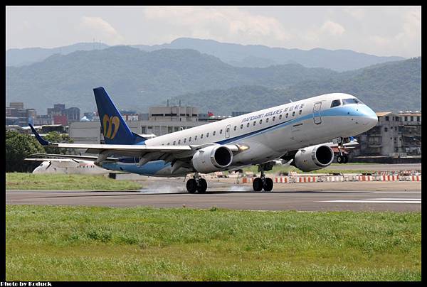 Mandarin Airlines ERJ-190-100(B-16825)@RCSS_1(2)_20120502