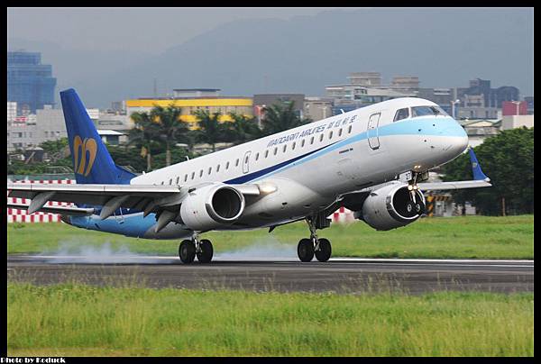 Mandarin Airlines ERJ-190-100(B-16827)@RCSS_2(2)_20120525