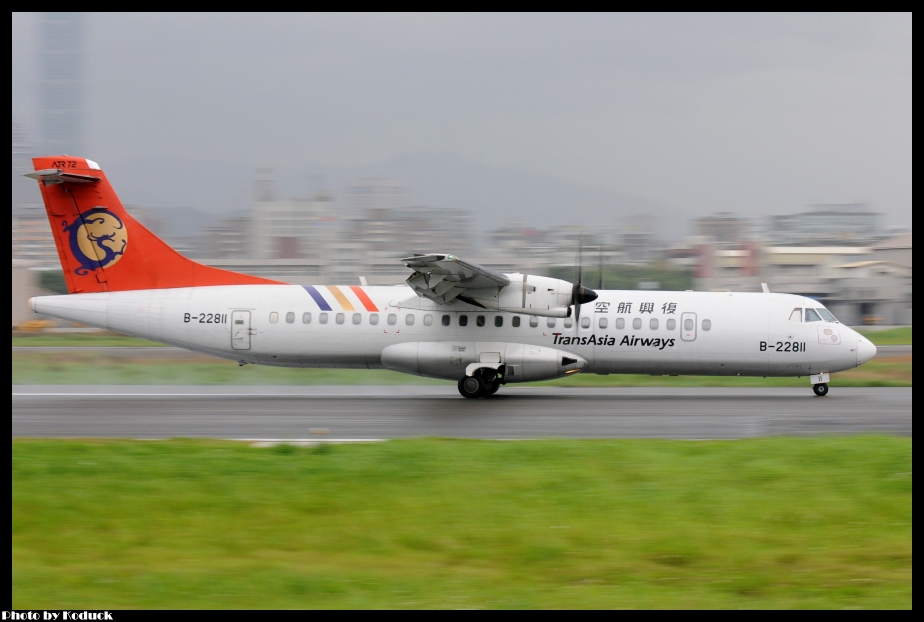 TransAsia Airways ATR-72-500(B-22811)@RCSS_1(2)_20120425