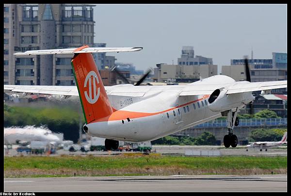 UNI Air DHC-8-311Q Dash8(B-15225)@RCSS_1(2)_20120502