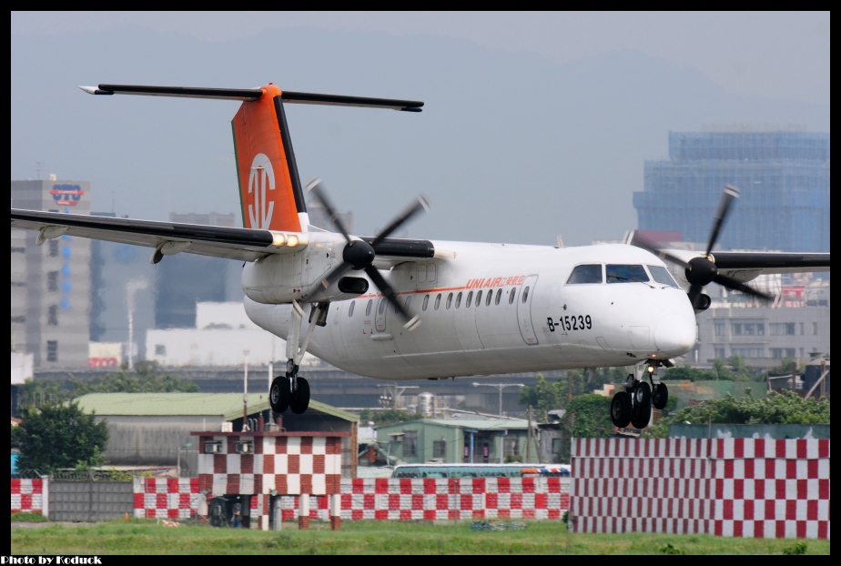 UNI Air DHC-8-311Q Dash8(B-15239)@RCSS_1(2)_20120508