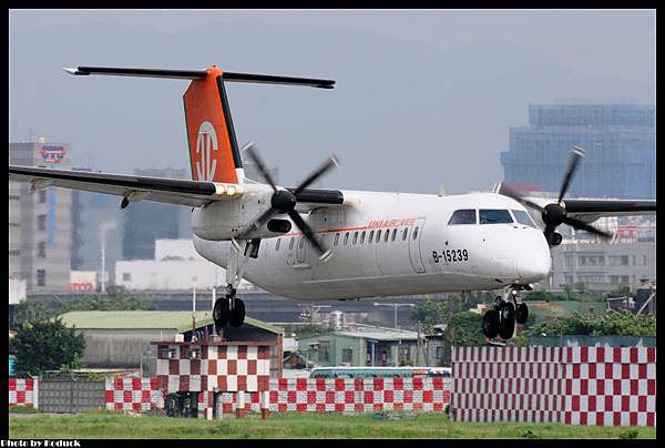 UNI Air DHC-8-311Q Dash8(B-15239)@RCSS_1(2)_20120508