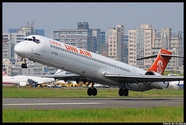 UNI Air MD-90-30(B-17919)@RCSS_1(2)_20120524