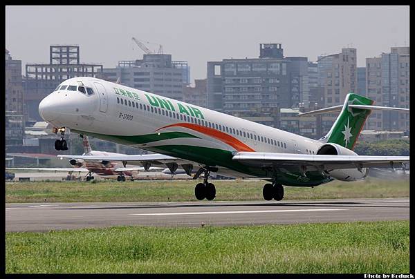 UNI Air MD-90-30(B-17920)@RCSS_1(2)_20120505