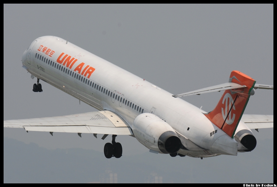 UNI Air MD-90-30(B-17921)@RCSS_1(2)_20120507