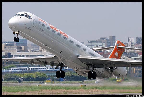 UNI Air MD-90-30(B-17922)@RCSS_2(2)_20120505