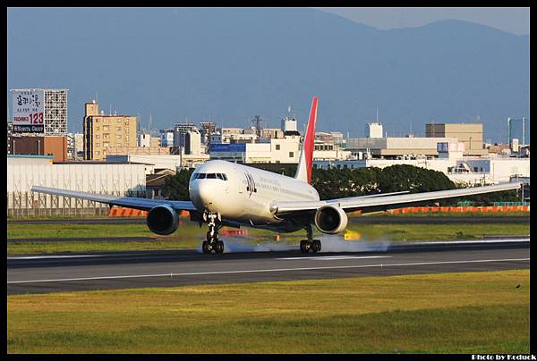 JAL B767-346(JA8269)@Itami_1(2)_20110910