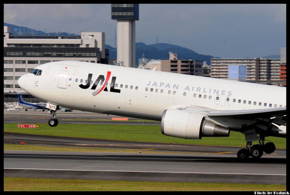 JAL B767-346(JA8975)@Itami_2(2)_20110912