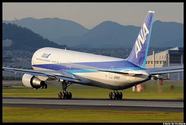 ANA B767-381(JA8257)@Itami_4(2)_20110912