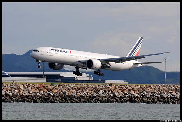 Air France B777-328ER(F-GSQC)@VHHH_1(2)_20120706