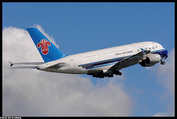 China Southern Airlines A380-841(B-6137)@VHHH_2(2)_20120707
