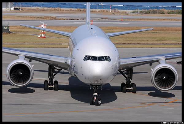 JAL B777-246(JA8983)@ROAH_3(2)_20121020