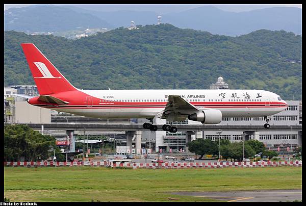 Shanghai Airlines B767-3D6(B-2500)@RCSS_1(2)_20121006