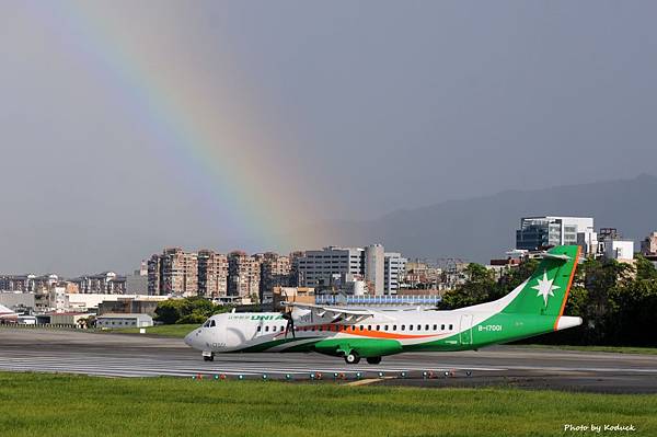 UNI Air ATR 72-600(B17001)@RSSS_20150821.jpg