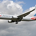 American Airlines B767-323ER(WL)(N394AN)@LHR_1(1)_20140820.jpg