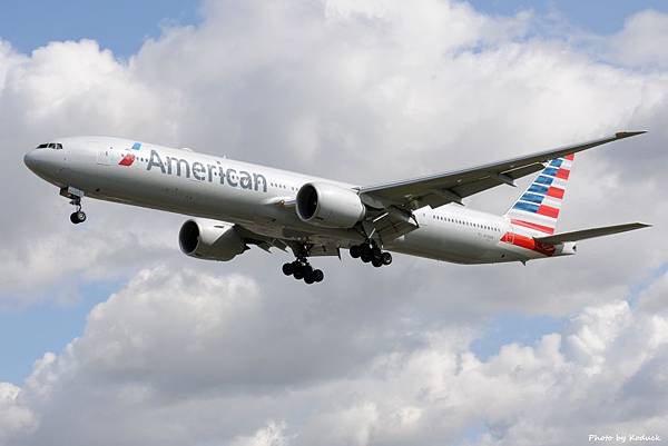 American Airlines B777-323ER(N720AN)@LHR_1(1)_20140820.jpg