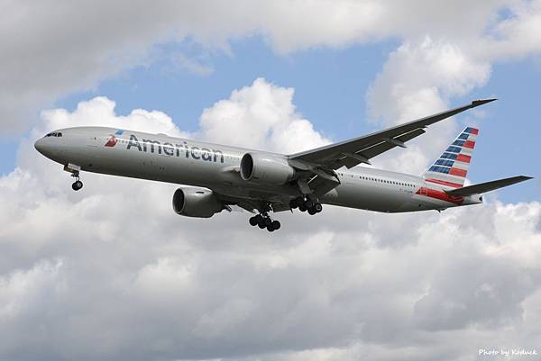 American Airlines B777-323ER(N722AN)@LHR_1(1)_20140820.jpg