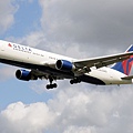 Delta Airlines B767-332(ER)(WL)(N174DN)@LHR_1(1)_20140820.jpg