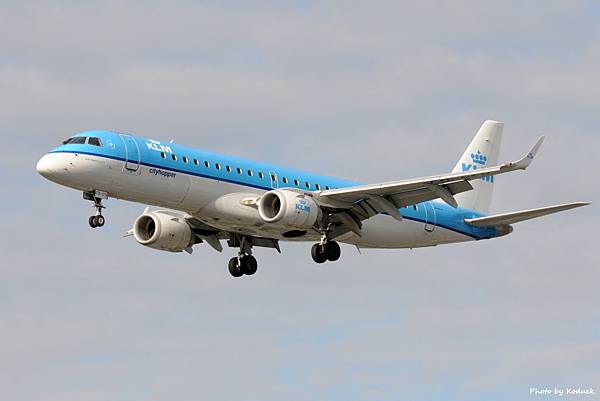 KLM Cityhopper ERJ-190(PH-EZD)@LHR_1(1)_20140820.jpg