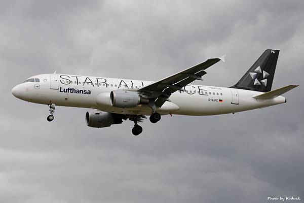 Lufthansa A320-211(D-AIPC)@LHR_1(1)_20140820.jpg