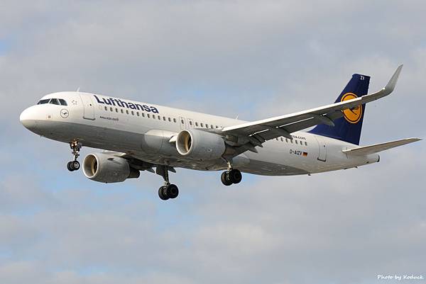 Lufthansa A320-214(D-AIZV)@LHR_1(1)_20140820.jpg