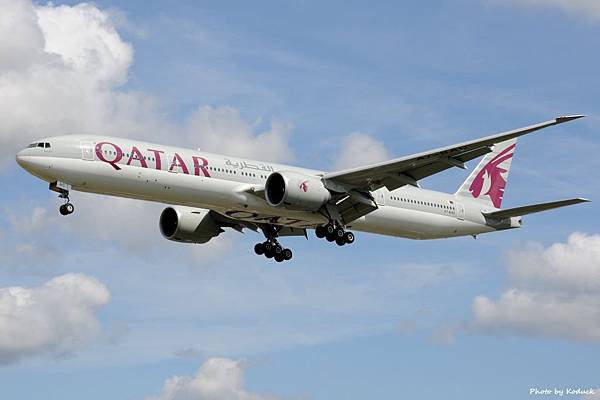 Qatar Airways B777-3DZ(ER)(A7-BAC)@LHR_1(1)_20140820.jpg