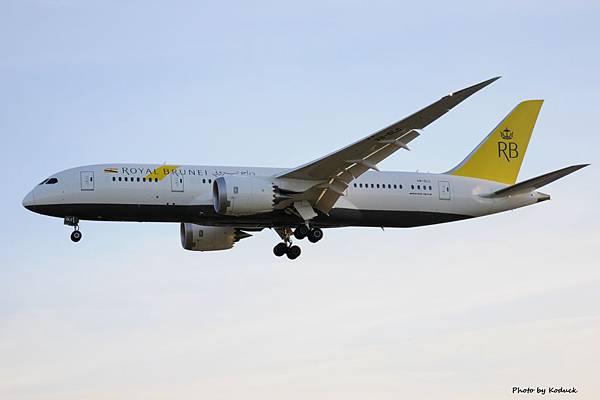 Royal Brunei Airlines B787-8 Dreamliner(V8-DLC)@LHR_1(1)_20140820.jpg