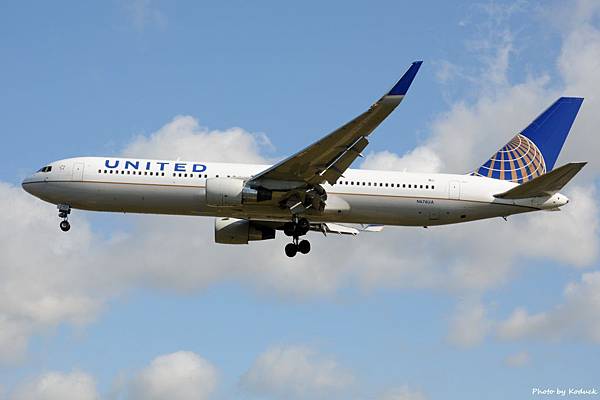 United Airlines B767-322ER(WL)(N676UA)@LHR_1(1)_20140820.jpg