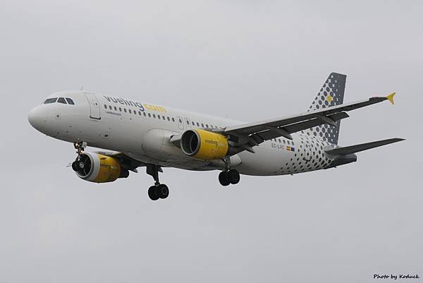 Vueling A320-214(EC-LVC)@LHR_1(1)_20140820.jpg