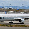 Cathay Pacific B777-367(B-HNI)@KIX_1_20160827.jpg