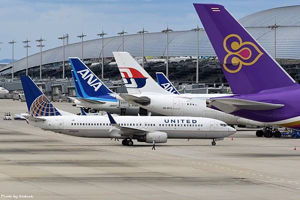 United Airlines B737-824(WL)(N33294)@KIX_1_20160827.jpg