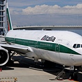 Alitalia B777-243ER(EI-DBK)@KIX_1(1)_20110913.jpg