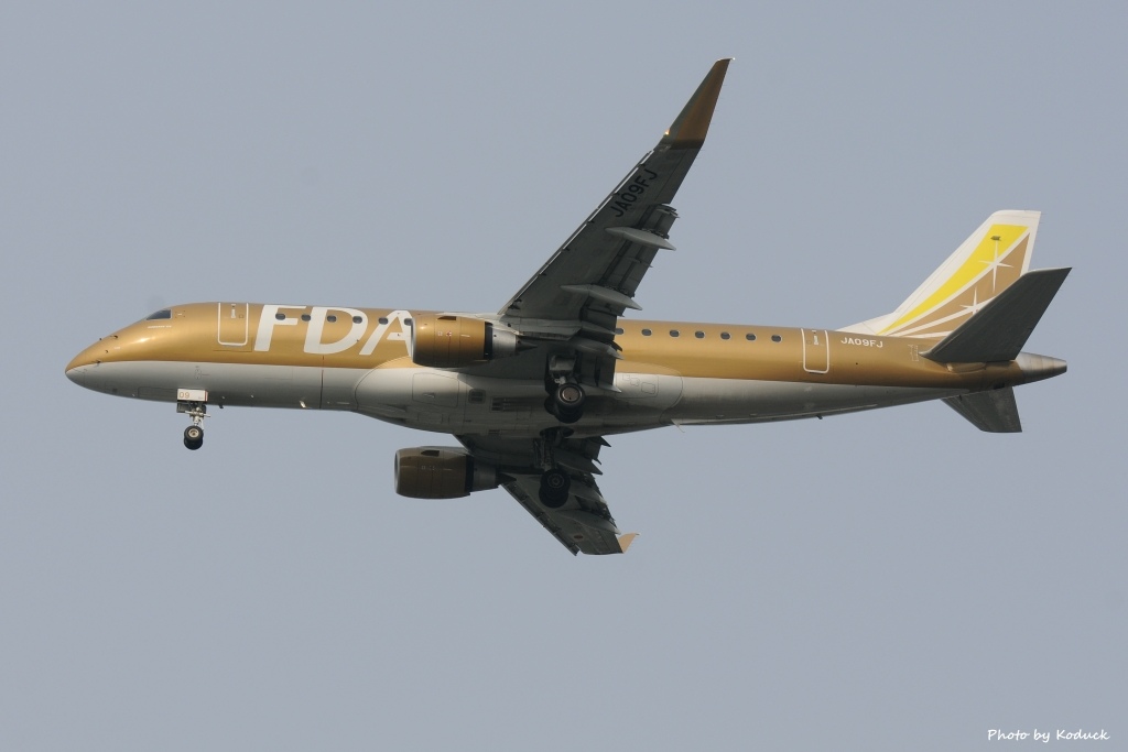 Fuji Dream Airlines Embraer ERJ-175(JA09FJ)@FUK_1_20160410.jpg