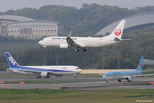 JAL B737-846(WL)(JA306J)@FUK_2_20160410.jpg