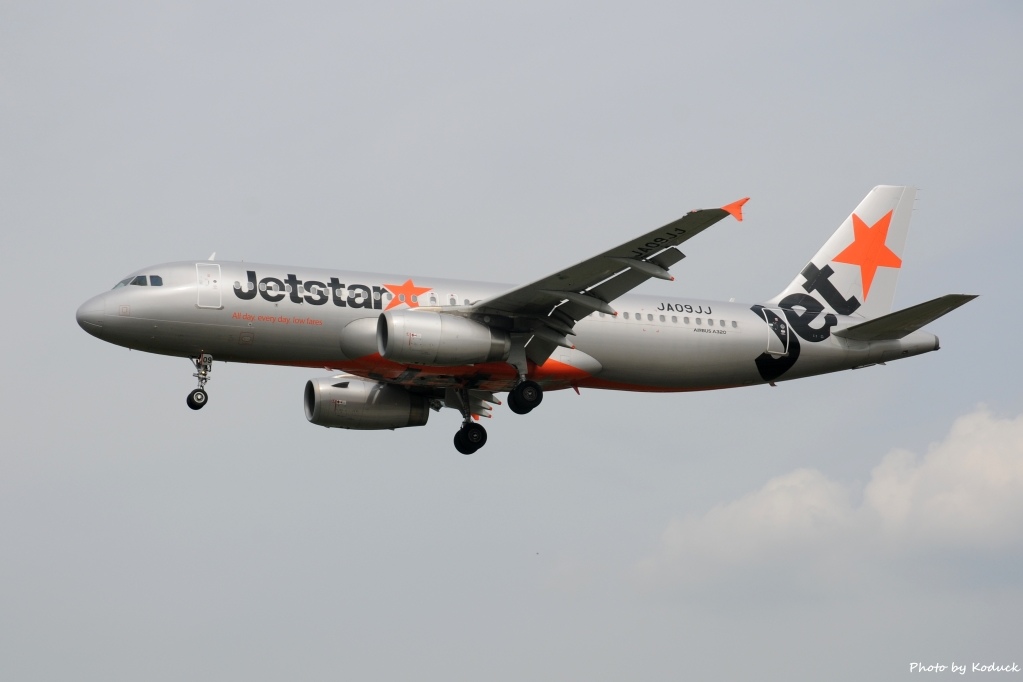 Jetstar Japan A320-232(JA09JJ)@FUK_1_20160410.jpg