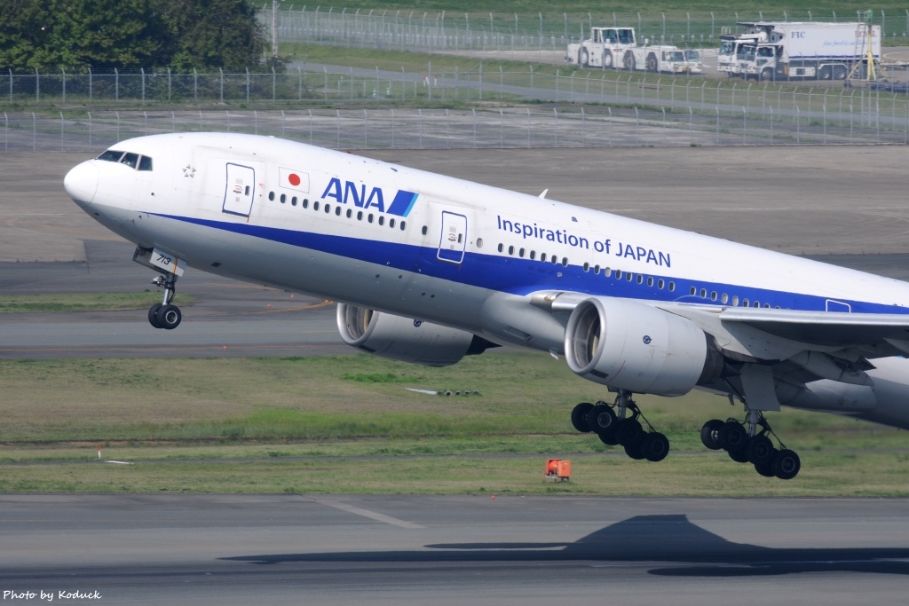 ANA B777-281(JA713A)@FUK_2_20160415.jpg