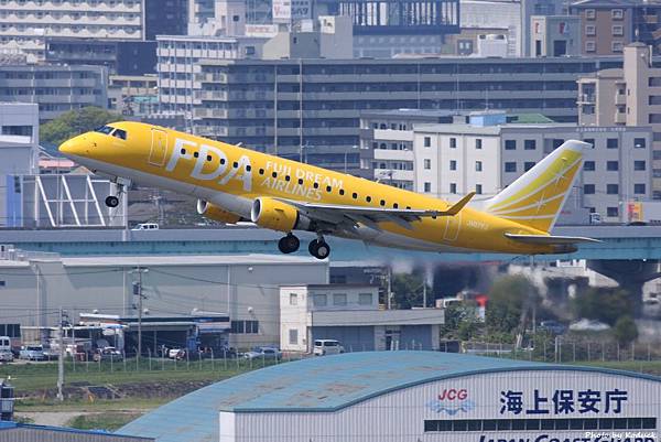 Fuji Dream Airlines Embraer ERJ-175STD(JA07FJ)@FUK_1_20160415.jpg