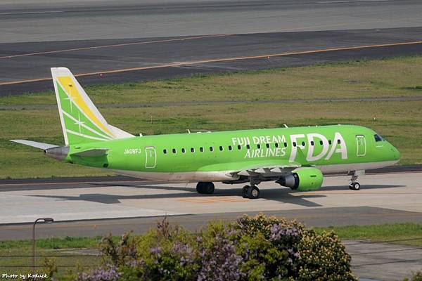 Fuji Dream Airlines Embraer ERJ-175STD(JA08FJ)@FUK_1_20160415.jpg