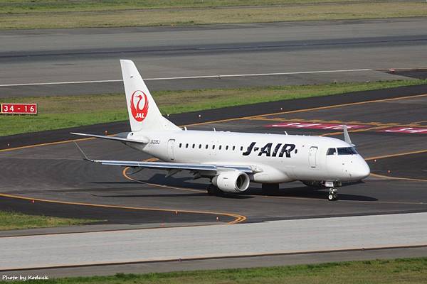 J-Air Embraer ERJ-170STD(JA226J)@FUK_1_20160415.jpg